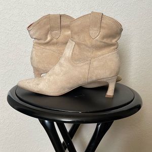 Tan pull on booties. Excellent condition